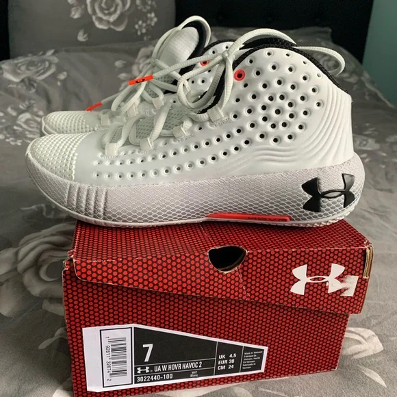 🤍UA basketball shoes sz7W🤍 - Picture 4 of 8